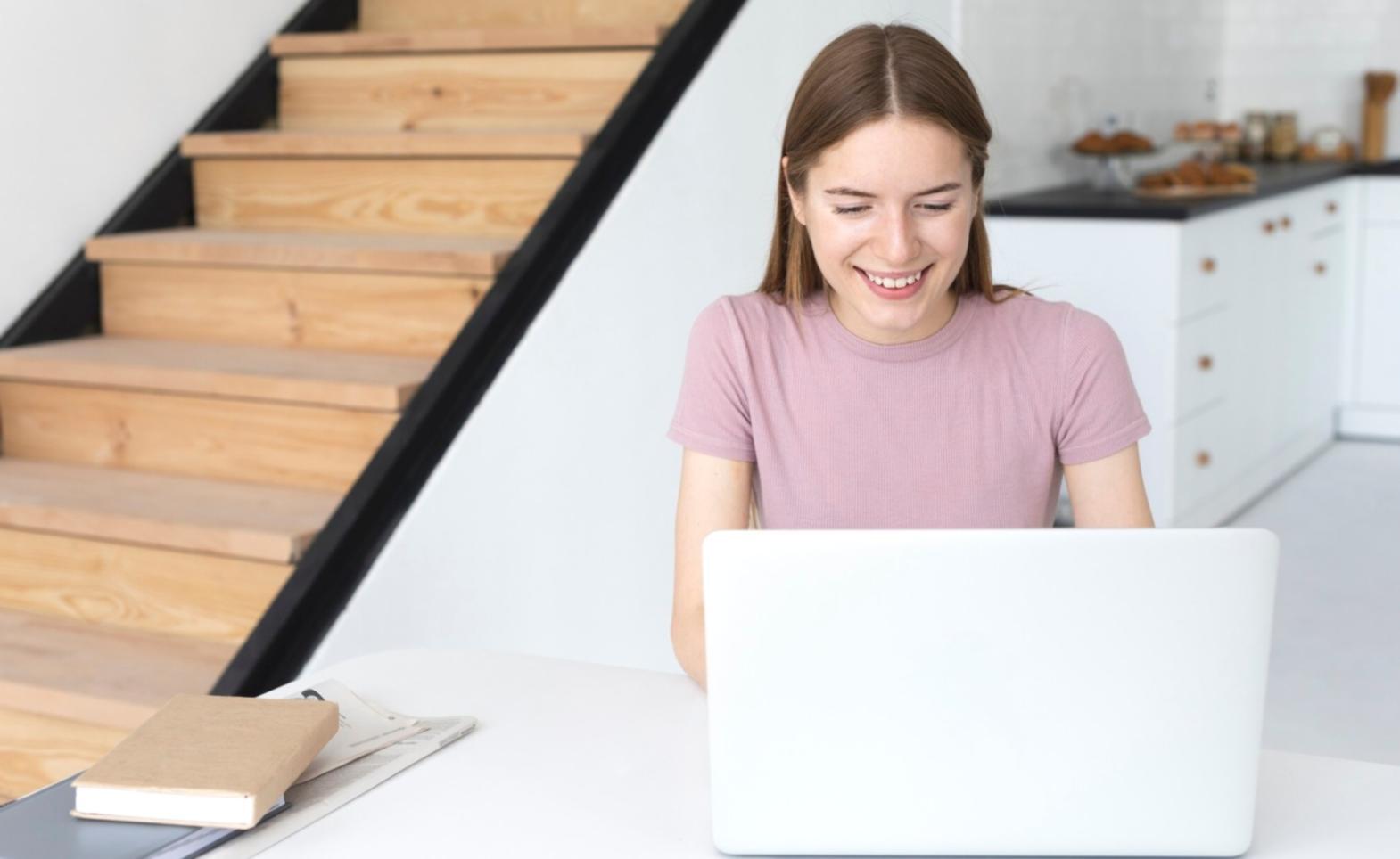 Professionnel travaillant sur des rapports budgétaires et tableaux de bord financiers
