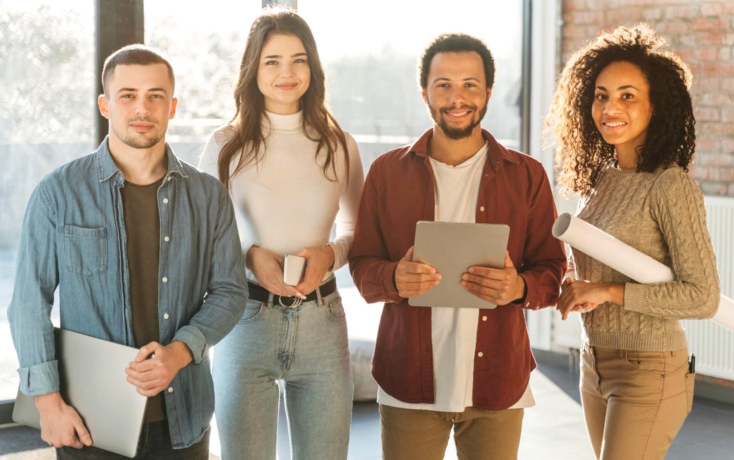 Environnement de travail moderne avec outils d'analyse financière et rapports budgétaires