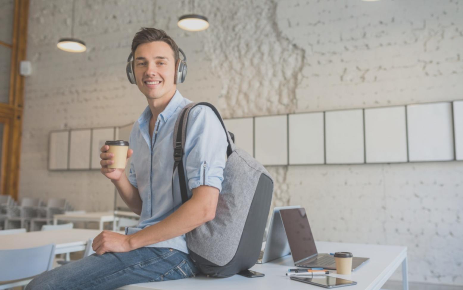 Espace de travail collaboratif où les rapports budgétaires prennent forme