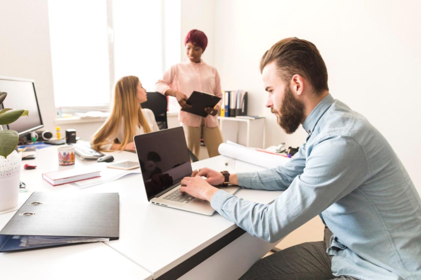 Analyse de données financières sur écran avec graphiques et tableaux de bord budgétaires