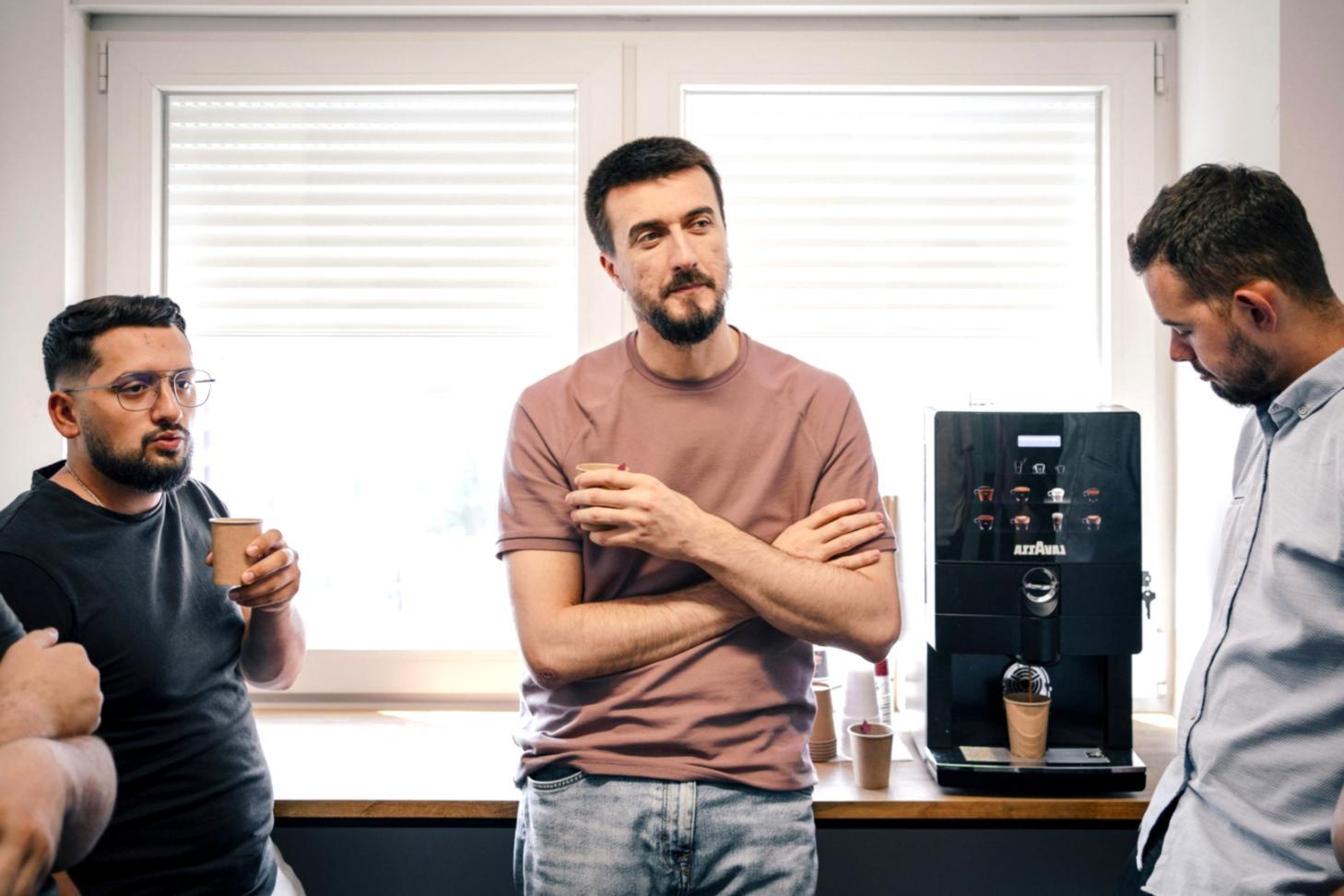 Équipe de professionnels collaborant sur des stratégies financières