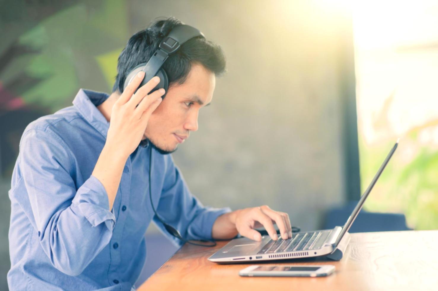 Équipe professionnelle travaillant sur des projections budgétaires et analyses financières